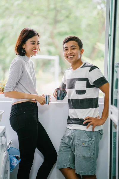 Jovem Casal Asiático Malaio Desfrutando Uma Bebida Quente Conversando Uns — Fotografia de Stock