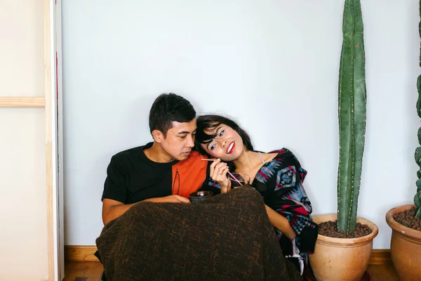 Een Jonge Maleis Paar Snuggle Delen Van Een Warme Drank — Stockfoto