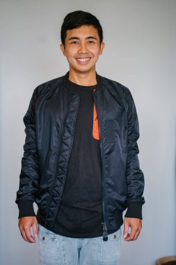 Bir yakışıklı orta yaşlı Malay Singapurlu portresi bir stüdyoda dostum. Onun baş bir stüdyoda beyaz fonunda shot götürüyor.