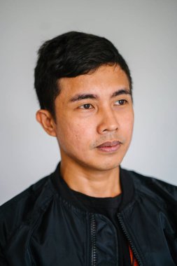 Bir yakışıklı orta yaşlı Malay Singapurlu portresi bir stüdyoda dostum. Onun baş bir stüdyoda beyaz fonunda shot götürüyor.