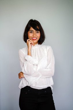 Beyaz gömlek ve siyah pantolon beyaz bir arka plan karşı bir genç, uzun boylu ve ince Malay kadın portresi