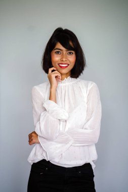 Beyaz gömlek ve siyah pantolon beyaz bir arka plan karşı bir genç, uzun boylu ve ince Malay kadın portresi