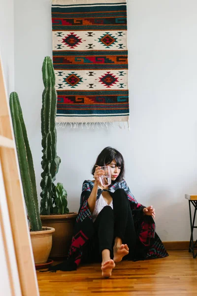 Mujer Joven Sentada Sofá Con Una Tableta — Foto de Stock