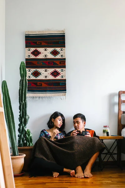 Jovem Casal Malaio Aconchegar Compartilhar Uma Bebida Quente Sua Casa — Fotografia de Stock