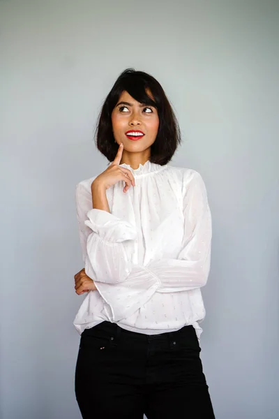 Młody Wysoki Szczupły Malay Kobieta Białą Koszulę Spodnie Czarne Białym — Zdjęcie stockowe