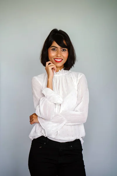 Retrato Una Joven Alta Delgada Mujer Malaya Con Una Camisa —  Fotos de Stock