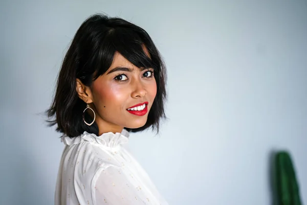 Retrato Una Joven Alta Delgada Mujer Malaya Con Una Camisa — Foto de Stock