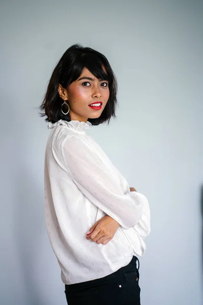 Портрет Молодой Высокой Стройной Малайской Женщины Белой Рубашке Черных Брюках — стоковое фото
