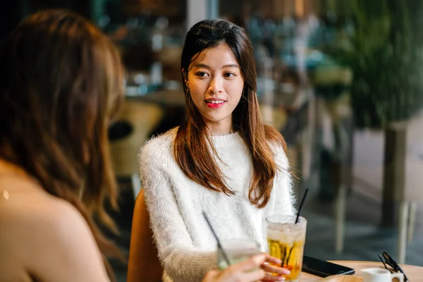 Mujeres Jóvenes Atractivas Teniendo Una Discusión Café — Foto de Stock