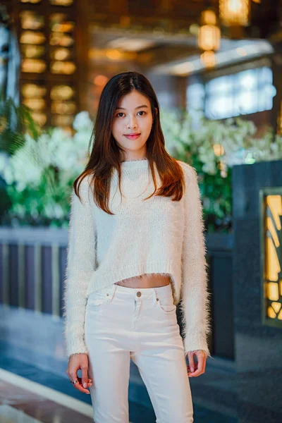 Elegante Elegante Jovem Chinesa Mulher Asiática Posando Ela Está Vestindo — Fotografia de Stock