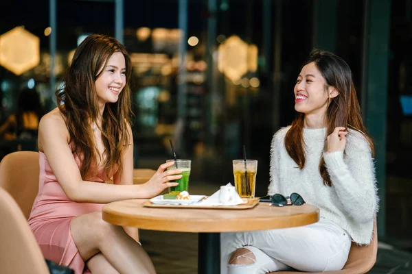 Mujeres Jóvenes Atractivas Teniendo Una Discusión Café — Foto de Stock