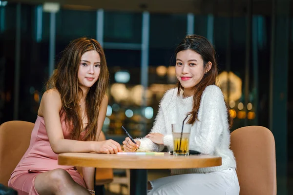 Duas Jovens Atraentes Mulheres Chinesas Asiáticas Sentadas Café Juntas Estão — Fotografia de Stock