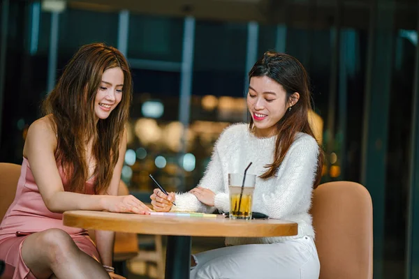 Dos Mujeres Chinas Asiáticas Jóvenes Atractivas Sentadas Juntas Café Discutiendo — Foto de Stock