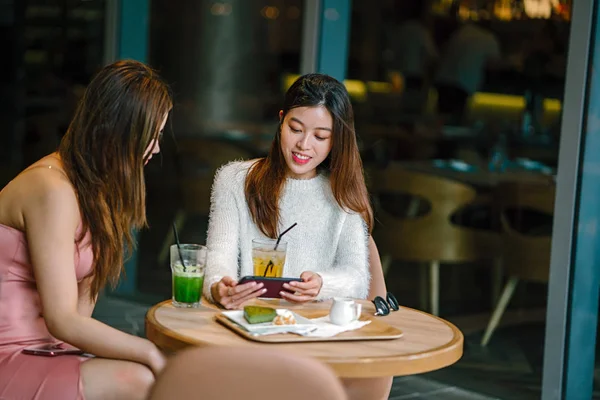 Молодые Привлекательные Женщины Беседующие Кафе — стоковое фото