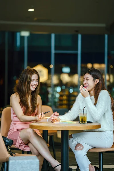 Dos Mujeres Chinas Asiáticas Jóvenes Atractivas Sentadas Juntas Café Discutiendo — Foto de Stock