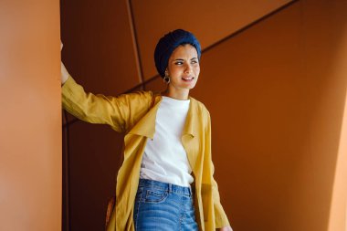 Moda moda giyim ve türban giyen bir uzun boylu, ince, Genç ve çekici Malay Müslüman kadın portresi