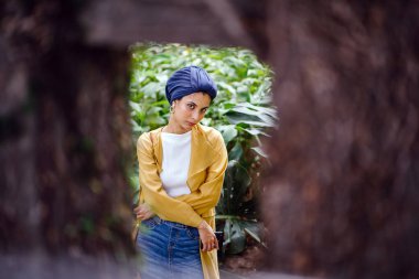 Moda moda giyim ve türban giyen bir uzun boylu, ince, Genç ve çekici Malay Müslüman kadın portresi