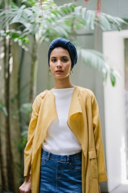 Moda moda giyim ve türban giyen bir uzun boylu, ince, Genç ve çekici Malay Müslüman kadın portresi