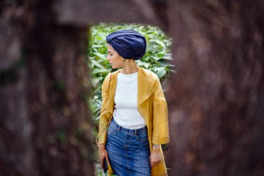 Moda moda giyim ve türban giyen bir uzun boylu, ince, Genç ve çekici Malay Müslüman kadın portresi