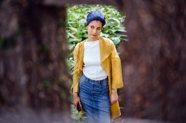 Moda moda giyim ve türban giyen bir uzun boylu, ince, Genç ve çekici Malay Müslüman kadın portresi