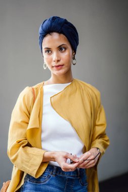 Moda moda giyim ve türban giyen bir uzun boylu, ince, Genç ve çekici Malay Müslüman kadın portresi