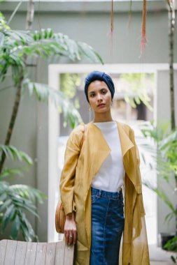 Moda moda giyim ve türban giyen bir uzun boylu, ince, Genç ve çekici Malay Müslüman kadın portresi