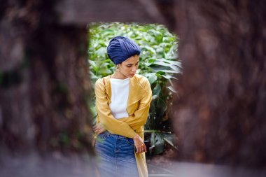 Moda moda giyim ve türban giyen bir uzun boylu, ince, Genç ve çekici Malay Müslüman kadın portresi