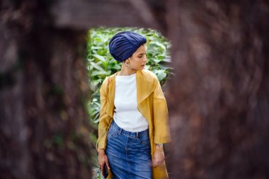 Moda moda giyim ve türban giyen bir uzun boylu, ince, Genç ve çekici Malay Müslüman kadın portresi