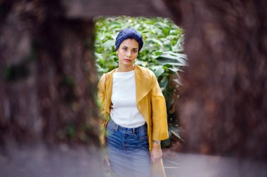 Moda moda giyim ve türban giyen bir uzun boylu, ince, Genç ve çekici Malay Müslüman kadın portresi