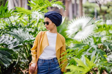 Moda moda giyim ve türban giyen bir uzun boylu, ince, Genç ve çekici Malay Müslüman kadın portresi