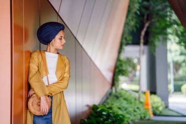 Moda moda giyim ve türban giyen bir uzun boylu, ince, Genç ve çekici Malay Müslüman kadın portresi