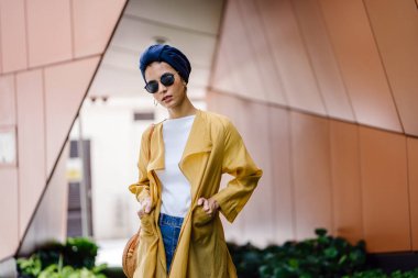 Moda moda giyim ve türban giyen bir uzun boylu, ince, Genç ve çekici Malay Müslüman kadın portresi