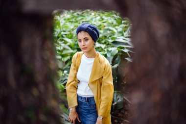 Genç ve çekici Malay Müslüman kadın smartphone elinde tutan 