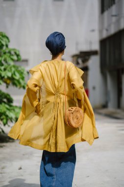 Moda moda giyim ve türban giyen bir uzun boylu, ince, Genç ve çekici Malay Müslüman kadın portresi