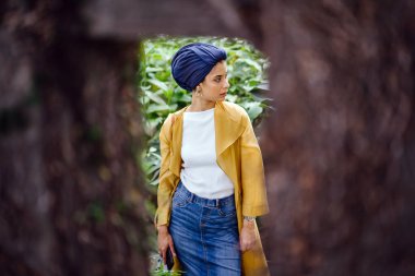 Moda moda giyim ve türban giyen bir uzun boylu, ince, Genç ve çekici Malay Müslüman kadın portresi