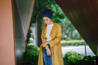 Moda moda giyim ve türban giyen bir uzun boylu, ince, Genç ve çekici Malay Müslüman kadın portresi