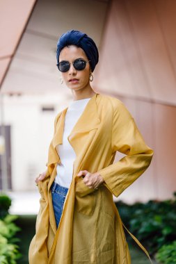 Moda moda giyim ve türban giyen bir uzun boylu, ince, Genç ve çekici Malay Müslüman kadın portresi