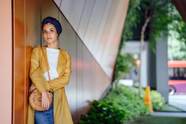 Moda moda giyim ve türban giyen bir uzun boylu, ince, Genç ve çekici Malay Müslüman kadın portresi