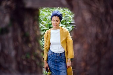 Moda moda giyim ve türban giyen bir uzun boylu, ince, Genç ve çekici Malay Müslüman kadın portresi