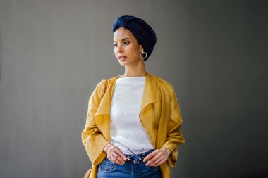 Moda moda giyim ve türban giyen bir uzun boylu, ince, Genç ve çekici Malay Müslüman kadın portresi