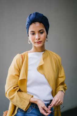 Moda moda giyim ve türban giyen bir uzun boylu, ince, Genç ve çekici Malay Müslüman kadın portresi