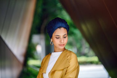 Moda moda giyim ve türban giyen bir uzun boylu, ince, Genç ve çekici Malay Müslüman kadın portresi