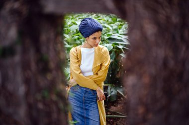 Moda moda giyim ve türban giyen bir uzun boylu, ince, Genç ve çekici Malay Müslüman kadın portresi