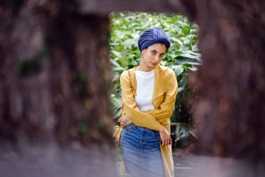 Moda moda giyim ve türban giyen bir uzun boylu, ince, Genç ve çekici Malay Müslüman kadın portresi