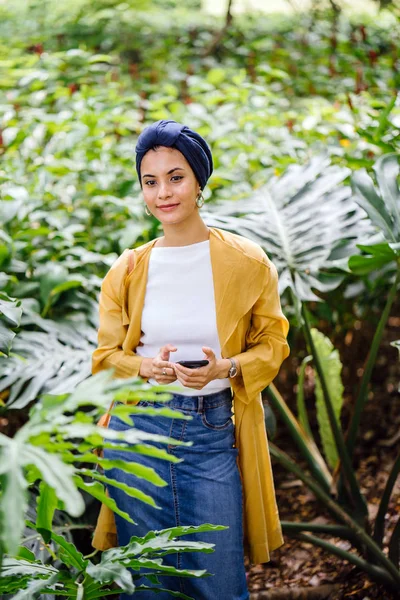 Junge Und Attraktive Malaiische Muslimin Mit Smartphone Der Hand — Stockfoto