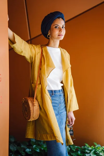 Retrato Moda Uma Mulher Muçulmana Malaia Alta Magra Jovem Atraente — Fotografia de Stock