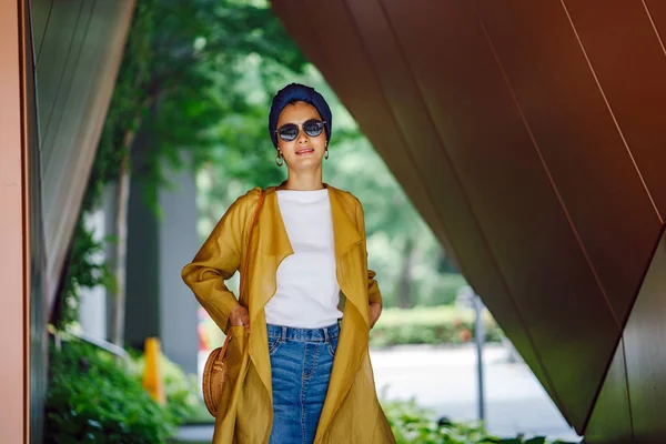 Retrato Moda Una Mujer Musulmana Malaya Alta Delgada Joven Atractiva —  Fotos de Stock