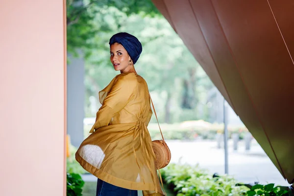 Retrato Moda Una Mujer Musulmana Malaya Alta Delgada Joven Atractiva —  Fotos de Stock