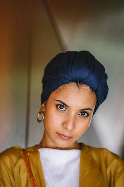 スカーフ ヒジャーブ ターバンを身に着けている若いイスラム教徒の女性の肖像画 彼女はエレガントで魅力的です — ストック写真