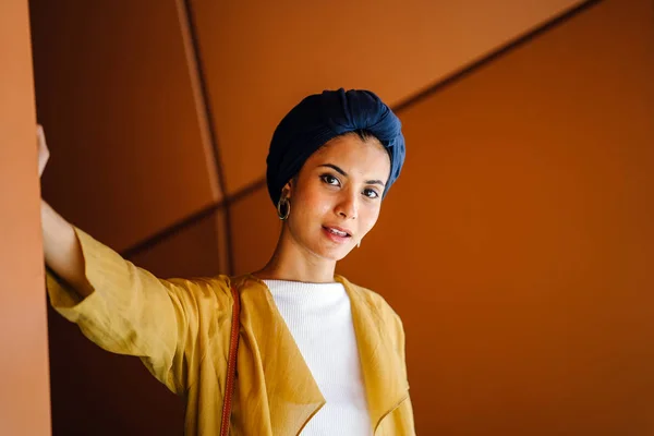 Retrato Moda Uma Mulher Muçulmana Malaia Alta Magra Jovem Atraente — Fotografia de Stock